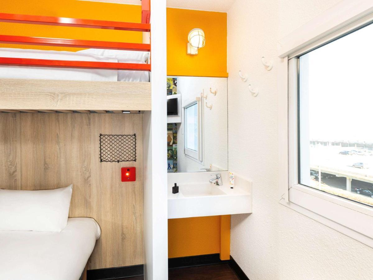 Hotelf1 Laval Changé Exterior foto